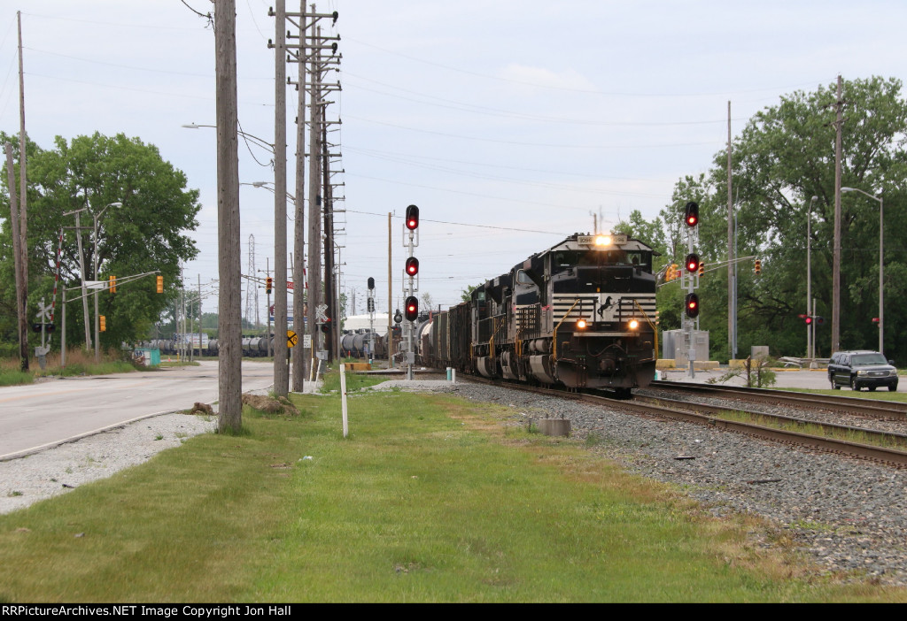 34J comes north up the IHB as it rolls through Grasselli